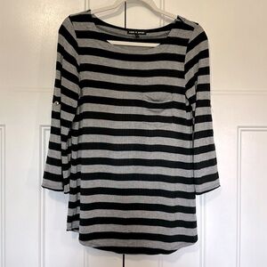 Cable & Guage
3/4 button rolled sleeve with pocket tee. Soft and airy material.